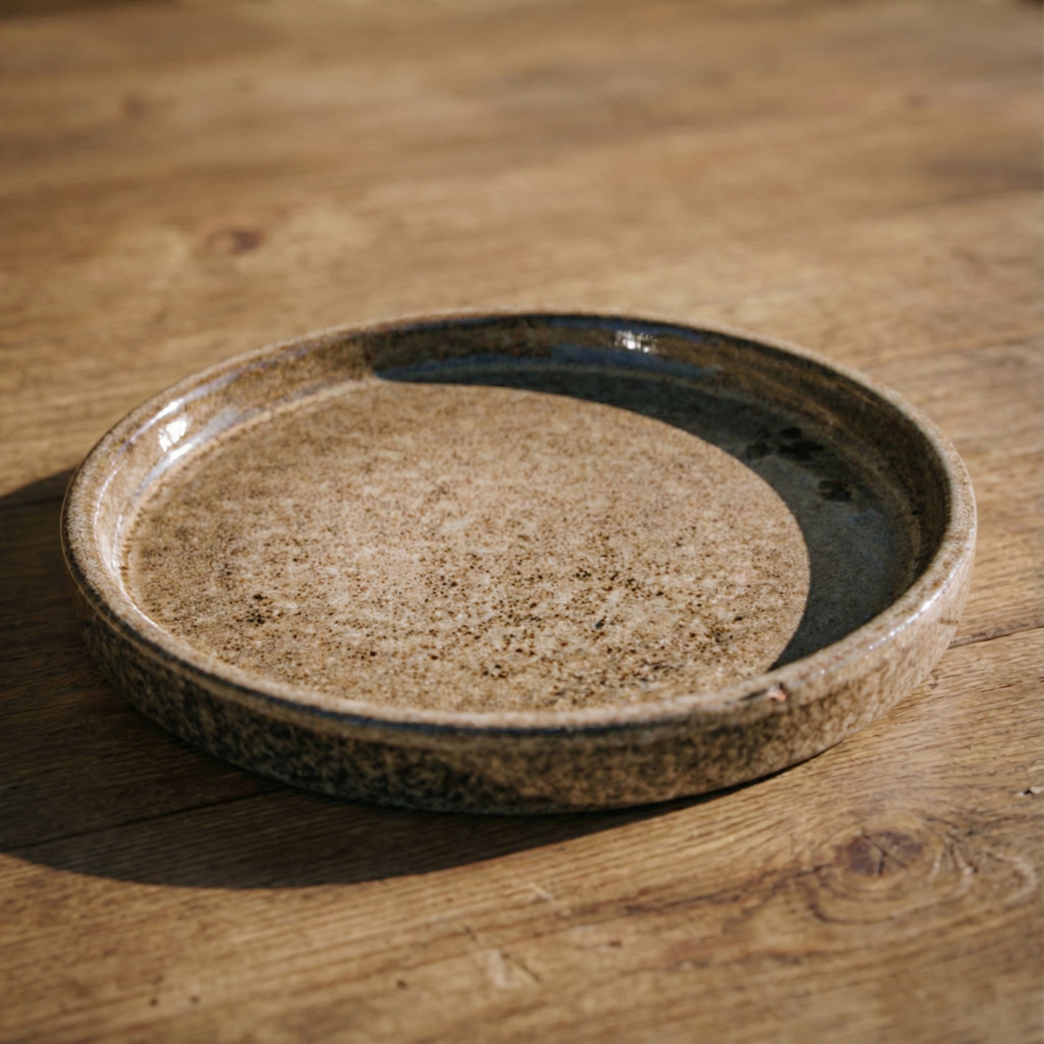 keramická podmiska pod květináč — bílá s jemným vzorem