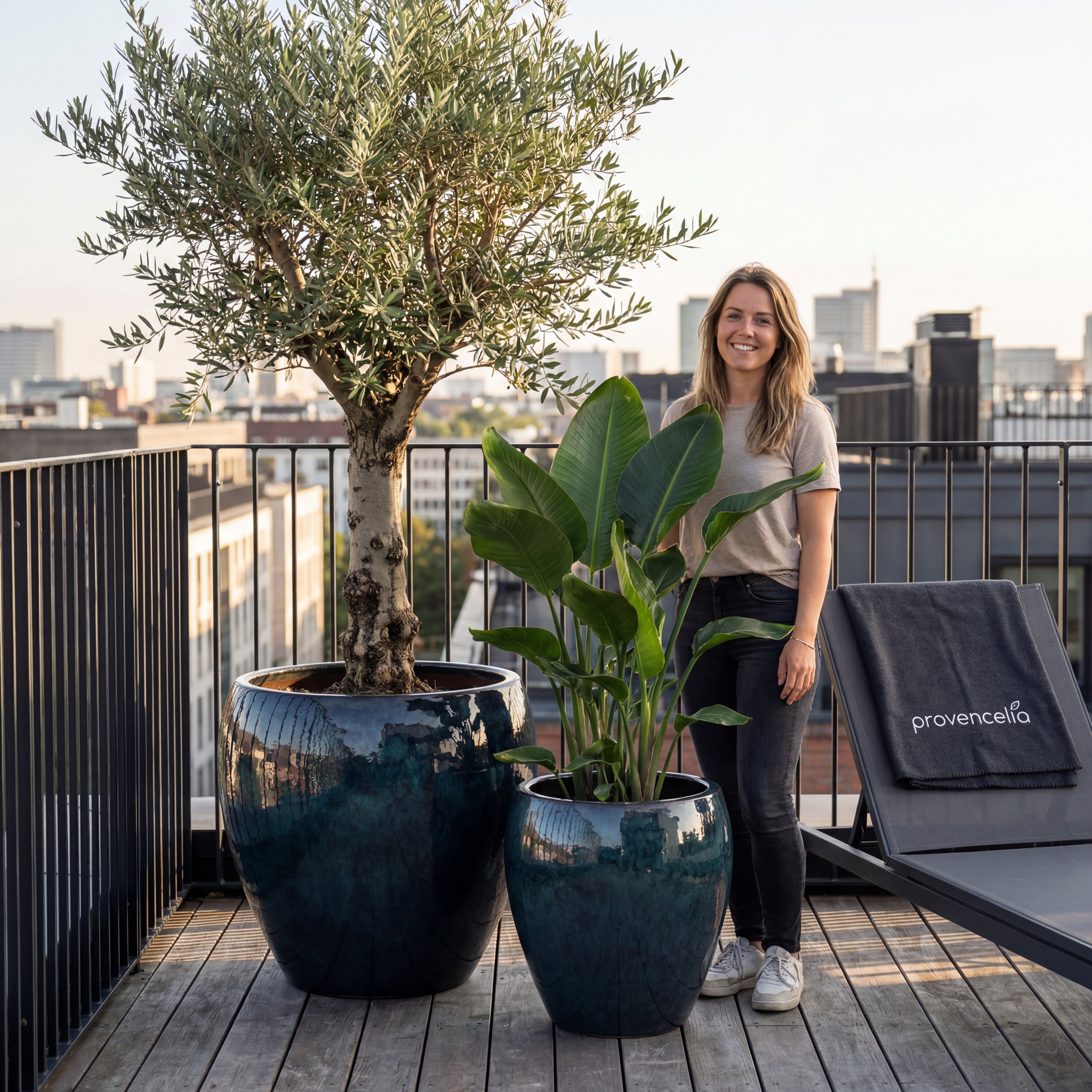 Stylový keramický květináč LAFONTAINE v interiéru