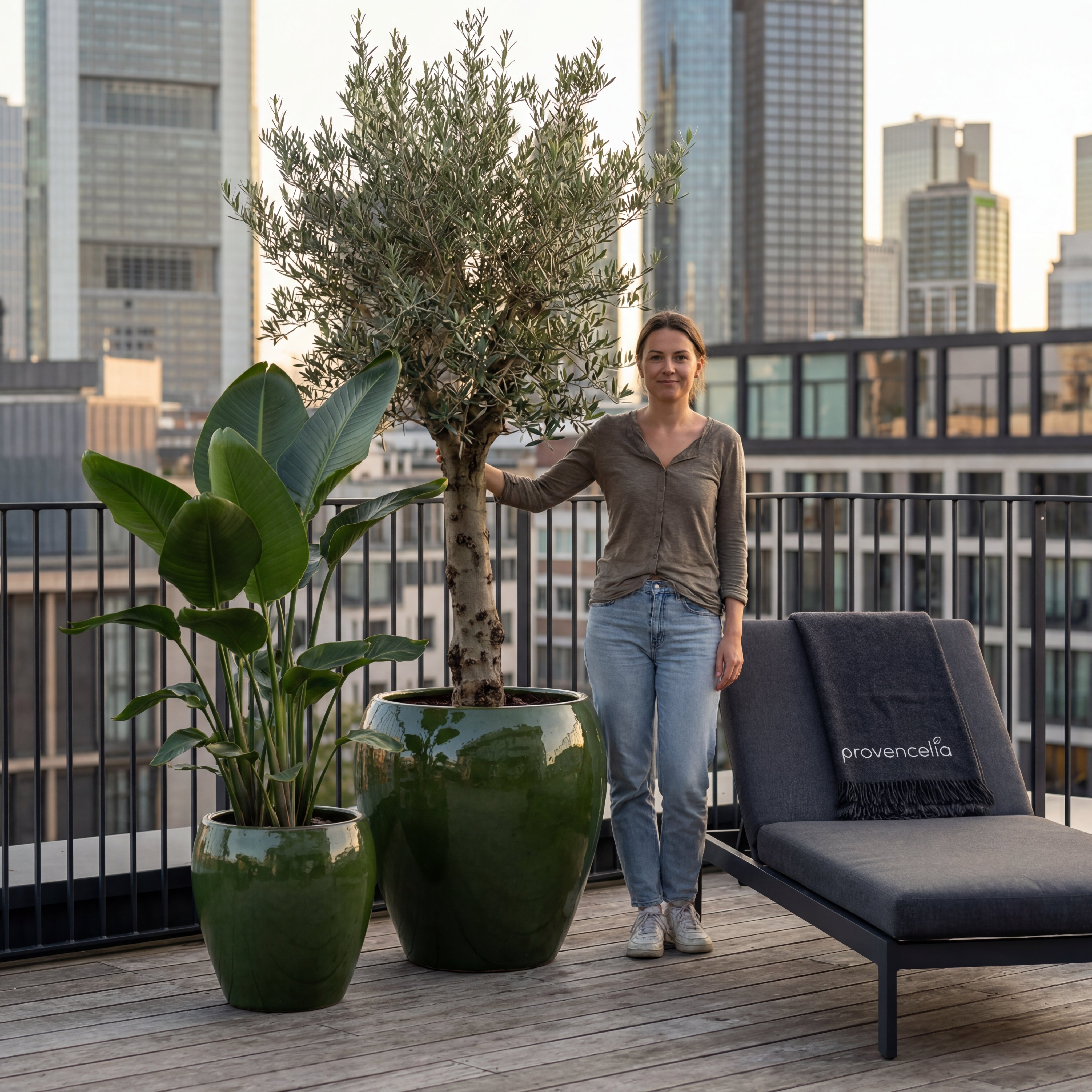 Stylový keramický květináč LAFONTAINE v interiéru