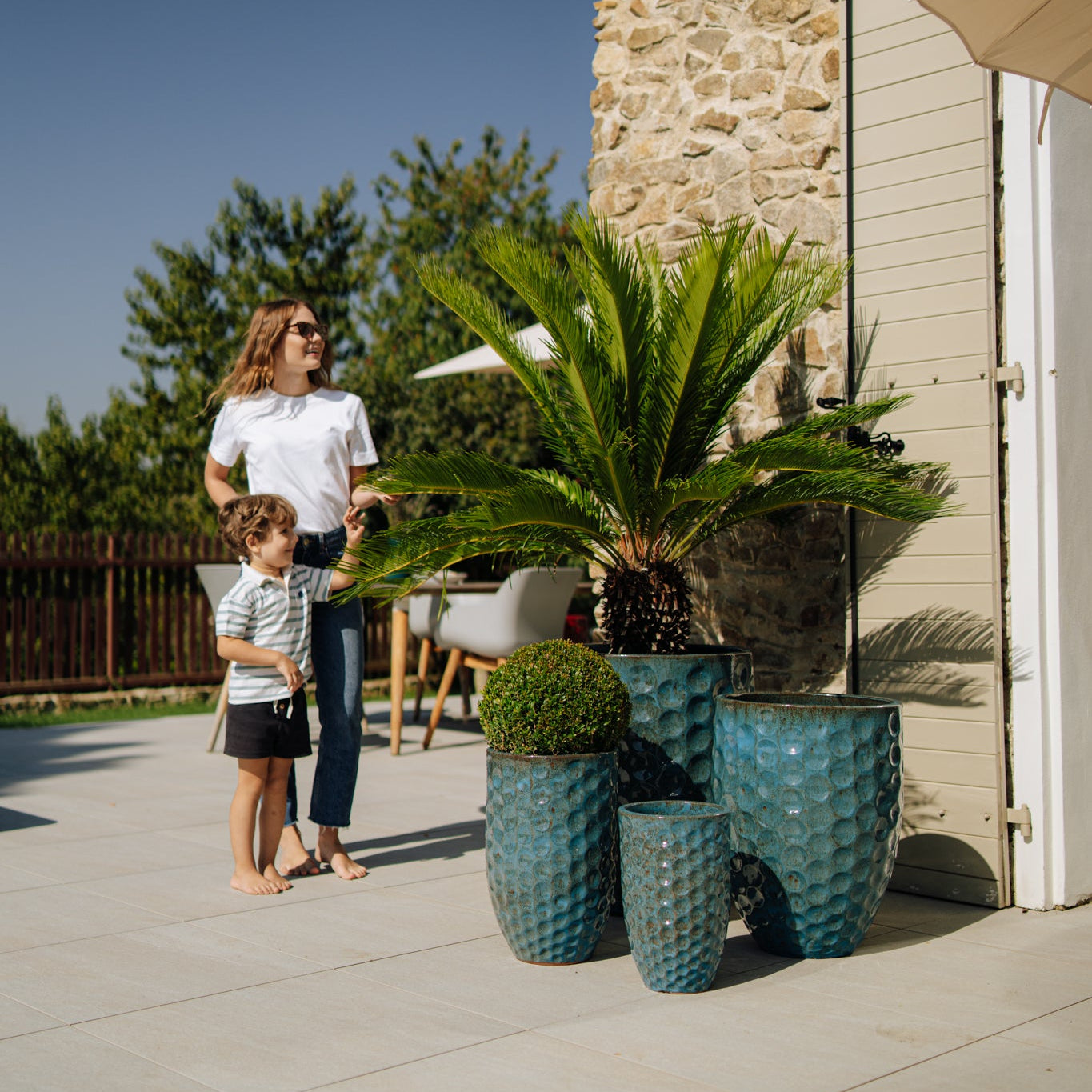 Provencelia Pflanzkübel MEROVEE Stahlblau – glasierte Keramik, Anduze-Stil