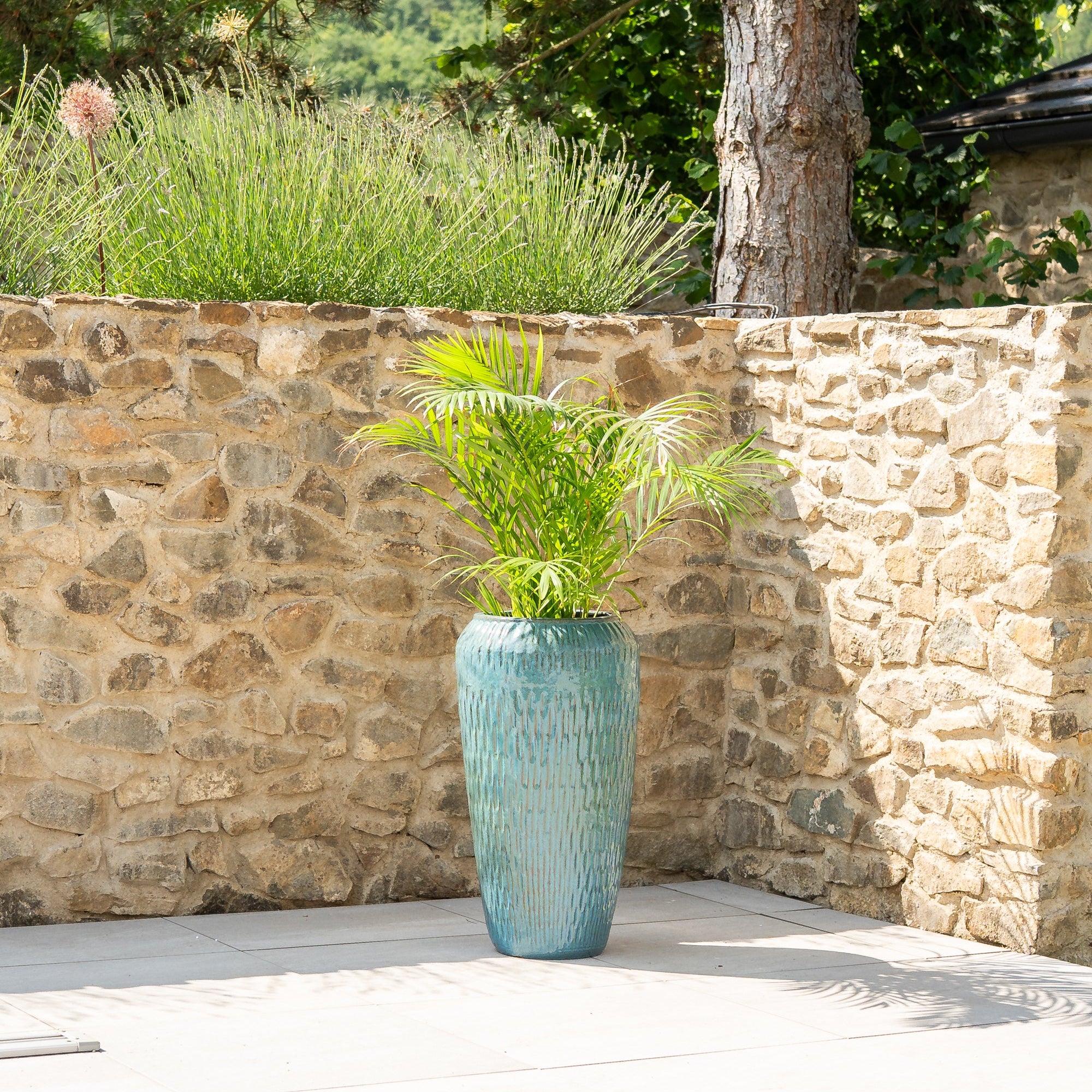 Provencelia Pflanzkübel POMPADOUR Stahlblau – glasierte Keramik, Anduze-Stil