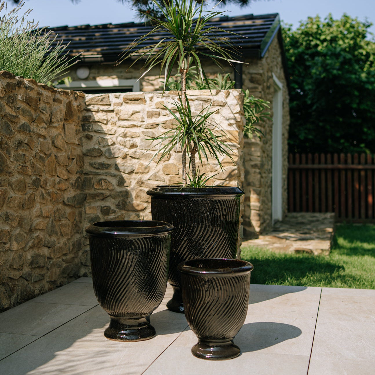 Provencelia Pflanzkübel MORGANE Schwarz – glasierte Keramik, Anduze-Stil