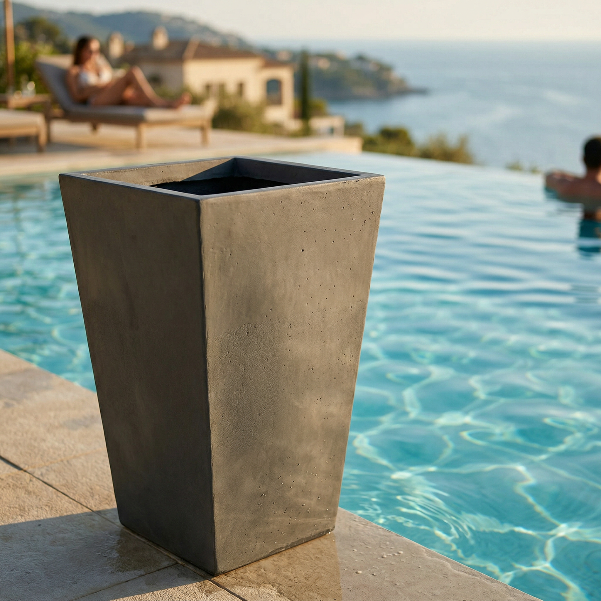 Betonový květináč AERIS - Tmavě šedá - High-end commercial product ph...