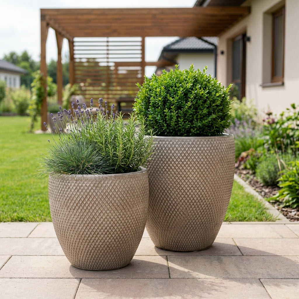 Detailní pohled na Keramický květináč Signac - Písková s rostlinou na prosluněné moderní rodinné terase.