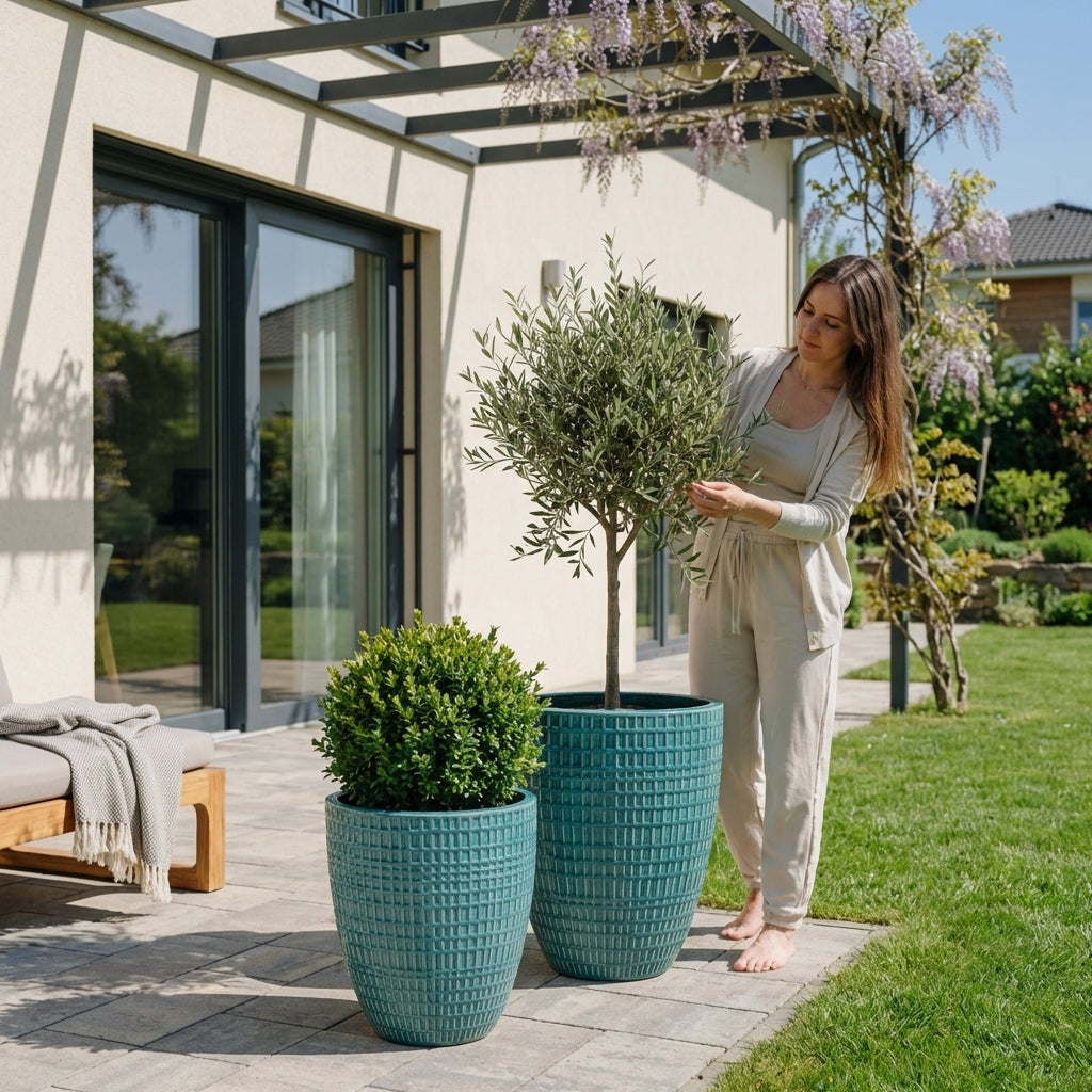 Detailní pohled na velký keramický květináč Verne - Tyrkysový s okrasným stromkem na moderní prosluněné terase.