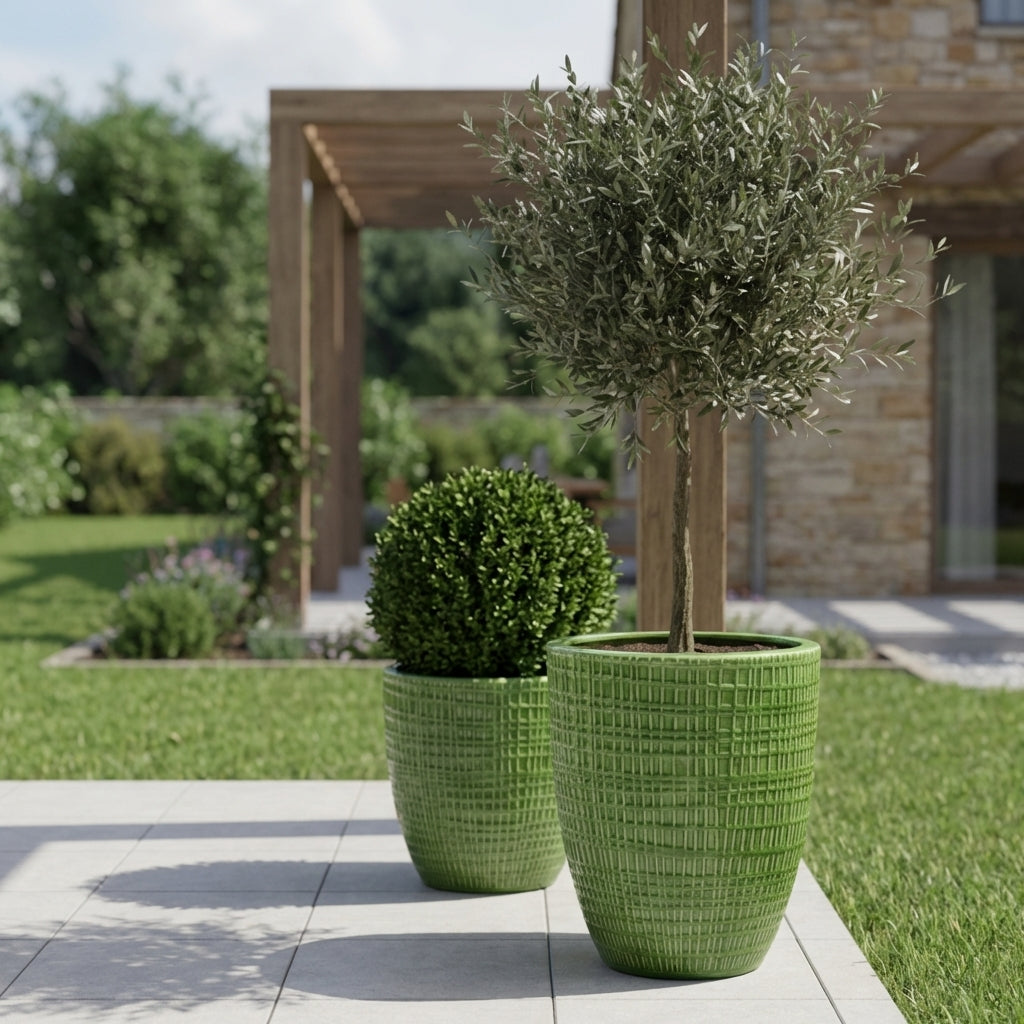 Detailní záběr na velký Keramický květináč Verne - Zelený osázený malým stromkem na prosluněné moderní terase.