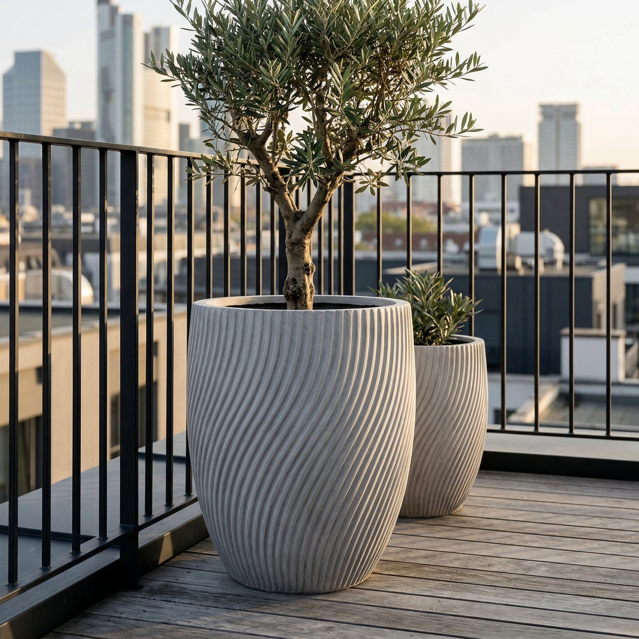 Blumentopf SOLSTICE Hellgrau – handgefertigte Keramik, XXL bis 68 cm