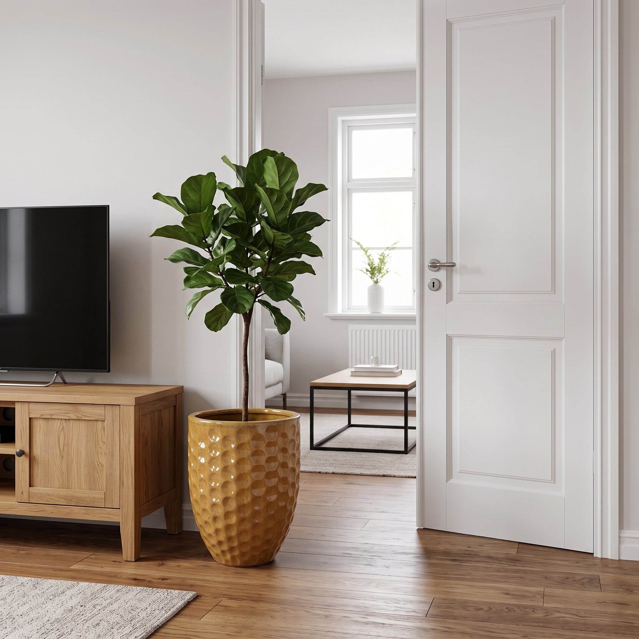 Keramický květináč MEROVEE XL v barvě pouštní žlutá o rozměrech 42x55 cm, umístěný v moderním interiéru obývacího pokoje vedle televizního stolku.