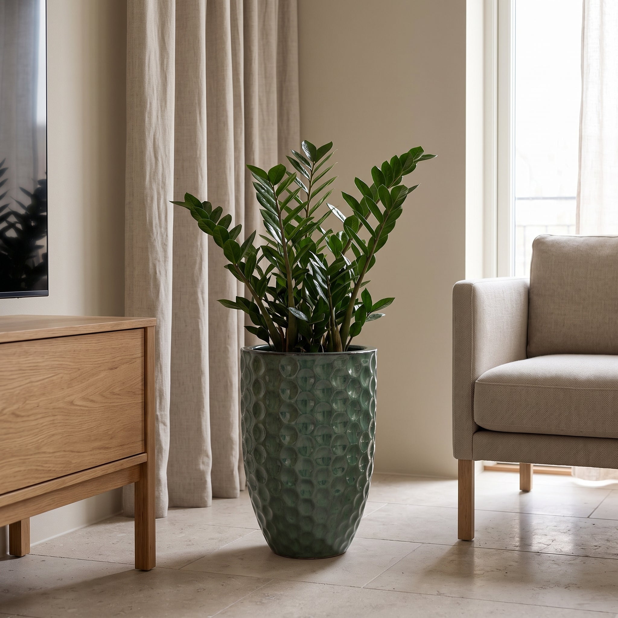 Keramický květináč MEROVEE - Nefrit - L (30 x 45 cm) s rostlinou Zamioculcas v luxusním skandinávském interiéru.