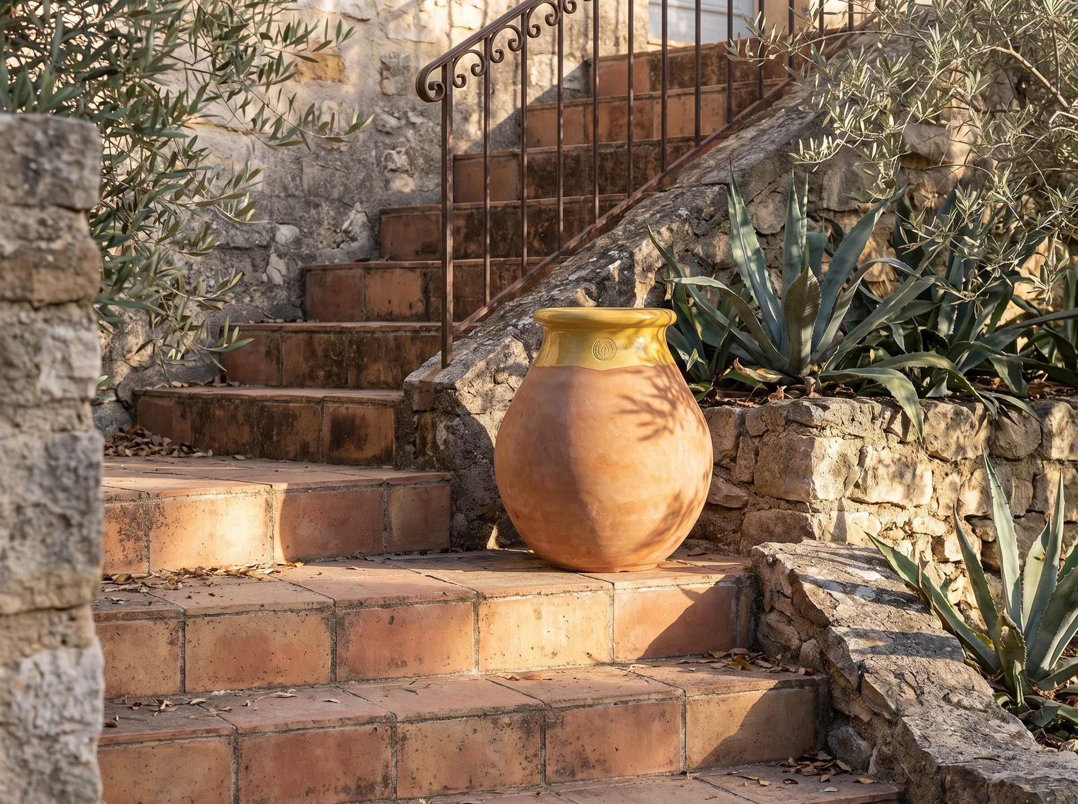 Zwei leere Biots Made in Provence flankieren den Eingang einer mediterranen Villa