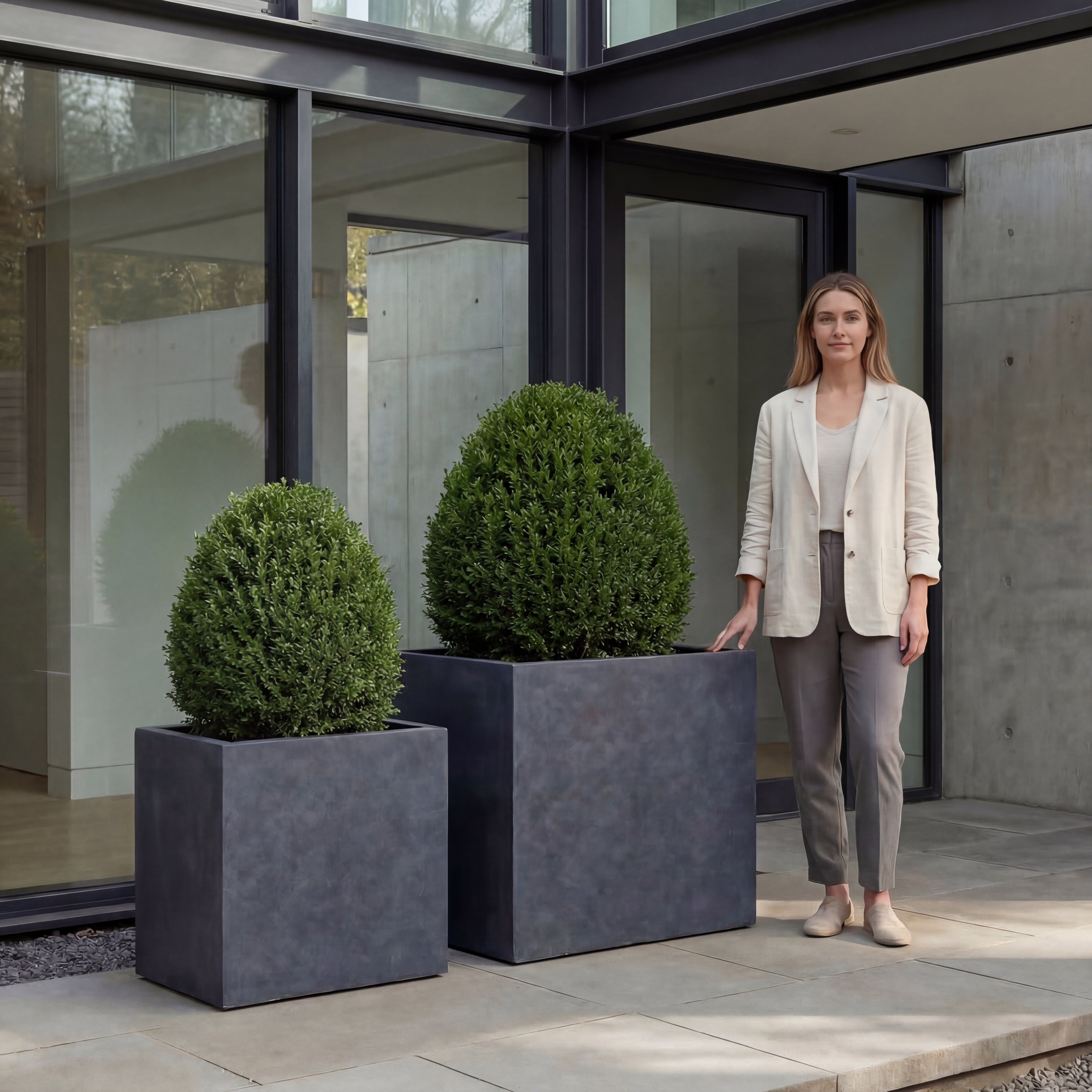 Provencelia ALPHA Tmavě šedý – prémiový keramický květináč, nadčasový design