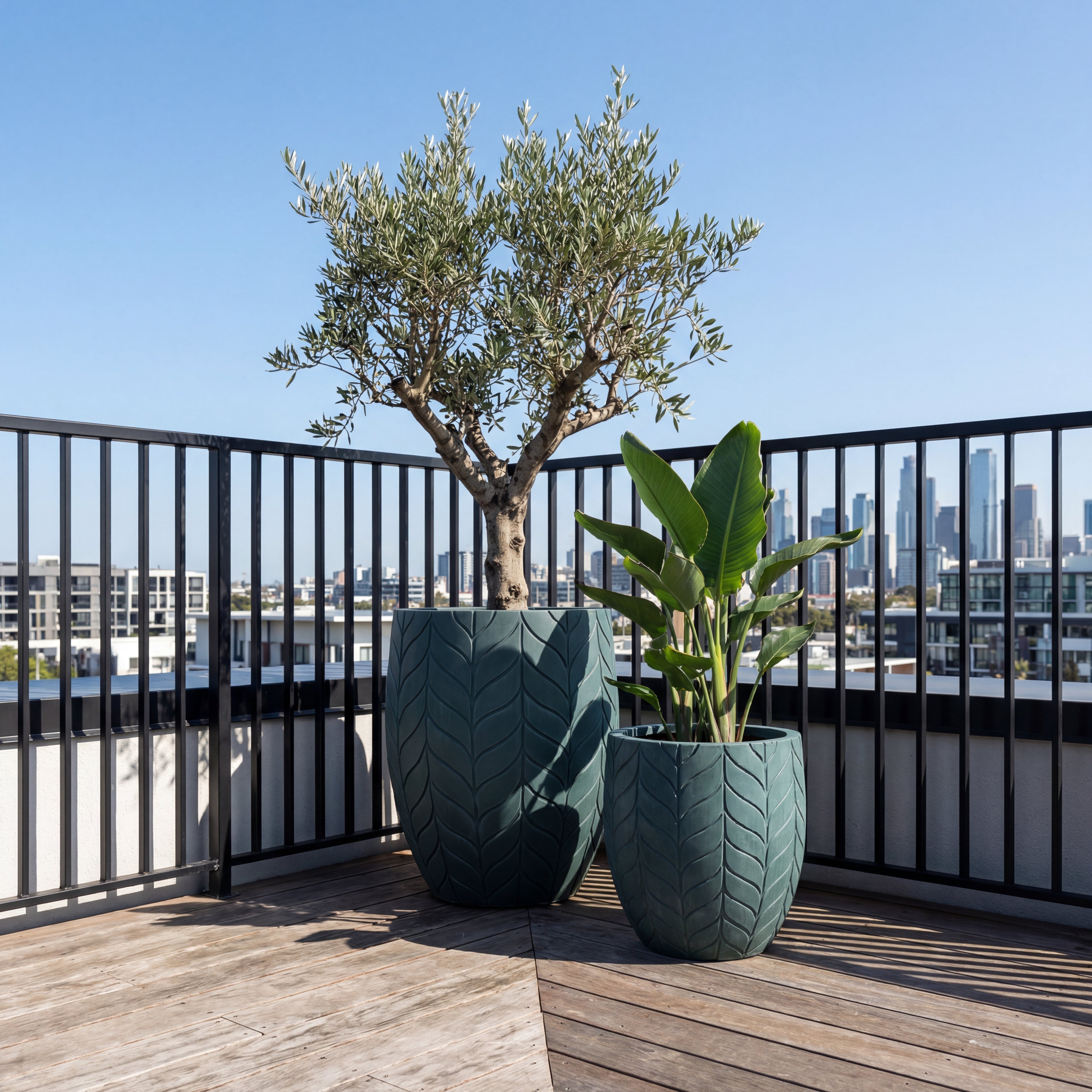 Stylový betonový květináč ESSENCE v interiéru