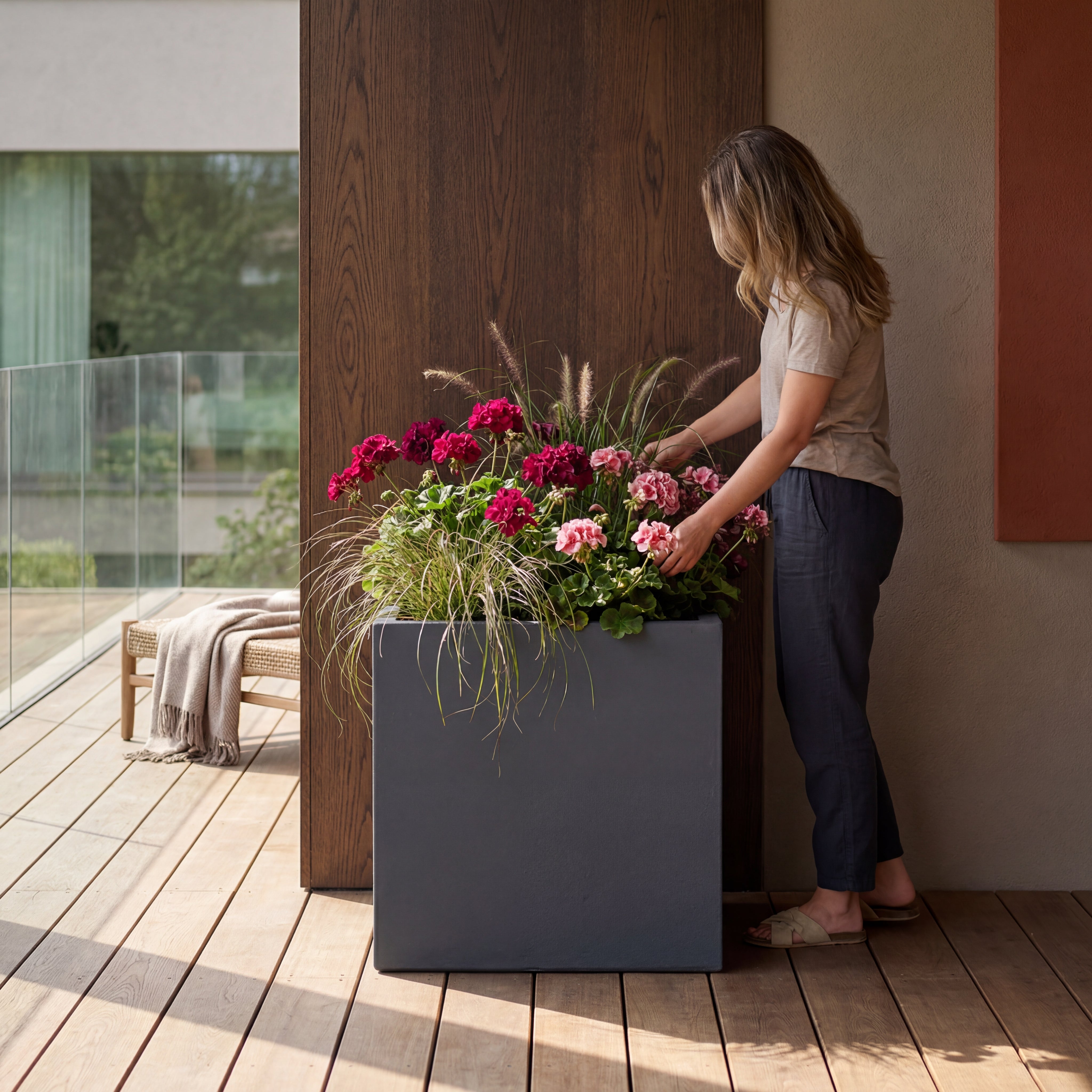 Betonový květináč KUBIX - doplňující náhled