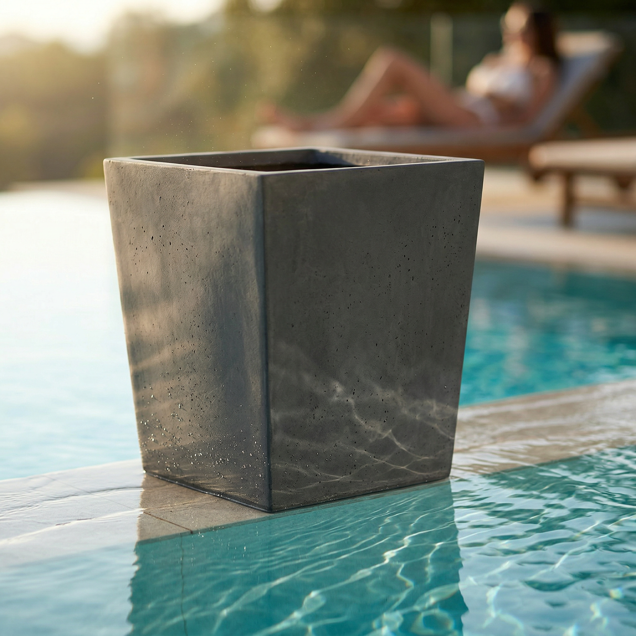 Betonový květináč AERIS - Tmavě šedá - High-end commercial product ph...