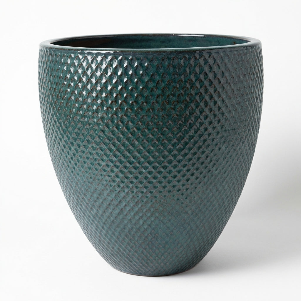 Keramický květináč Signac v petrolejově modré barvě s lesklou glazurou na čistě bílém pozadí