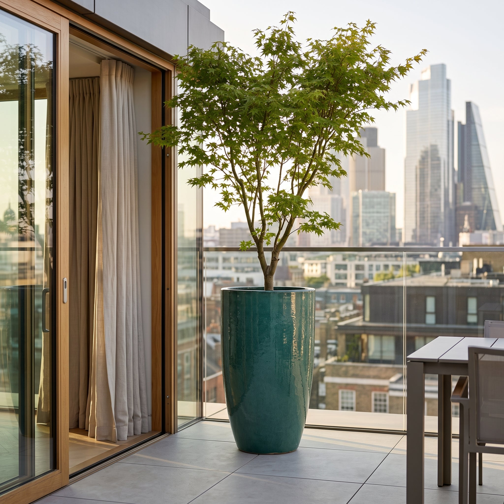 Vysoký keramický květináč Eiffel2 - Nefritově zelená – ručně vyráběný květináč XXXL (47 x 92 cm) s japonským javorem na moderní střešní terase s výhledem na Londýn.
