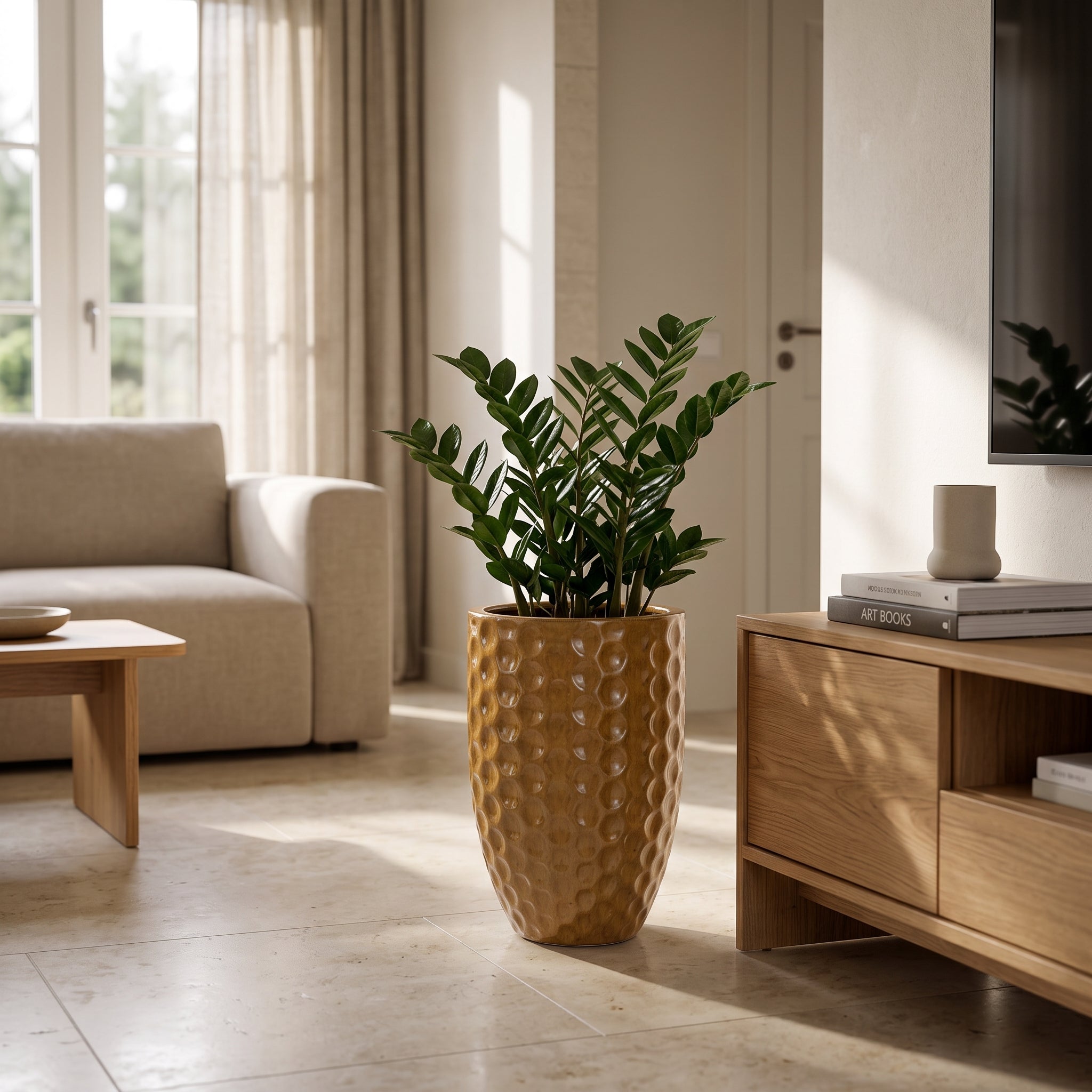 Keramický květináč MEROVEE - Pouštní žlutá - L (30 x 45 cm) s rostlinou Zamioculcas v luxusním skandinávském interiéru.