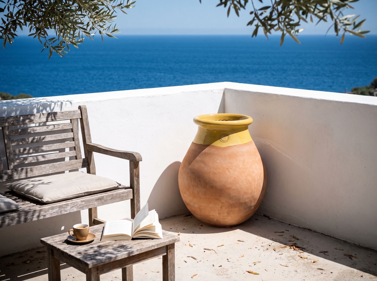 Leerer Biot auf einer Dachterrasse über dem Meer