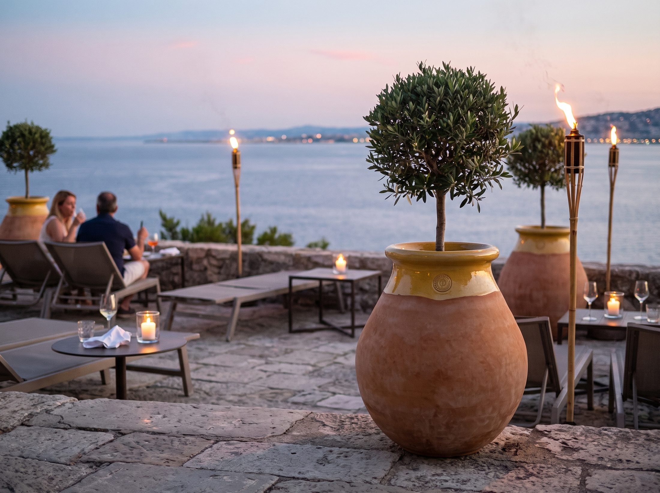 Biots Made in Provence auf einer Abendterrasse am Meer